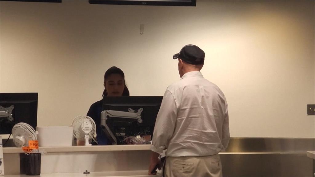 杯水車薪!  川普競選大金主替五角大廈發薪捐40億