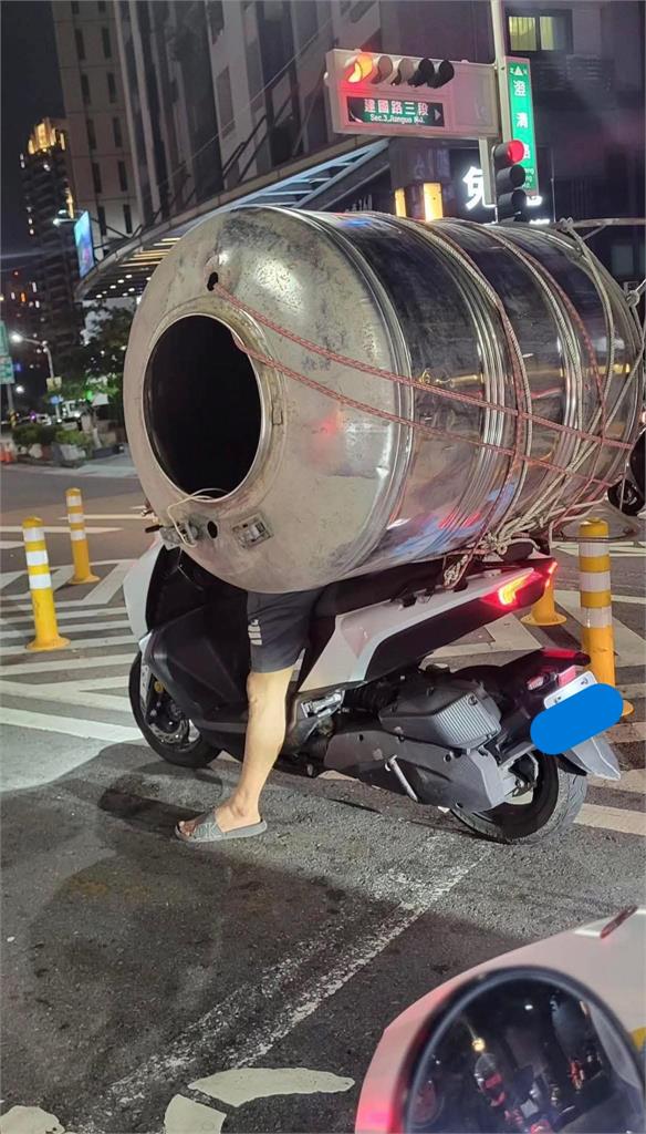 台灣機車無所不「載」！騎士後座揹巨大水塔「僅見靠雙腳撐地」網看傻眼