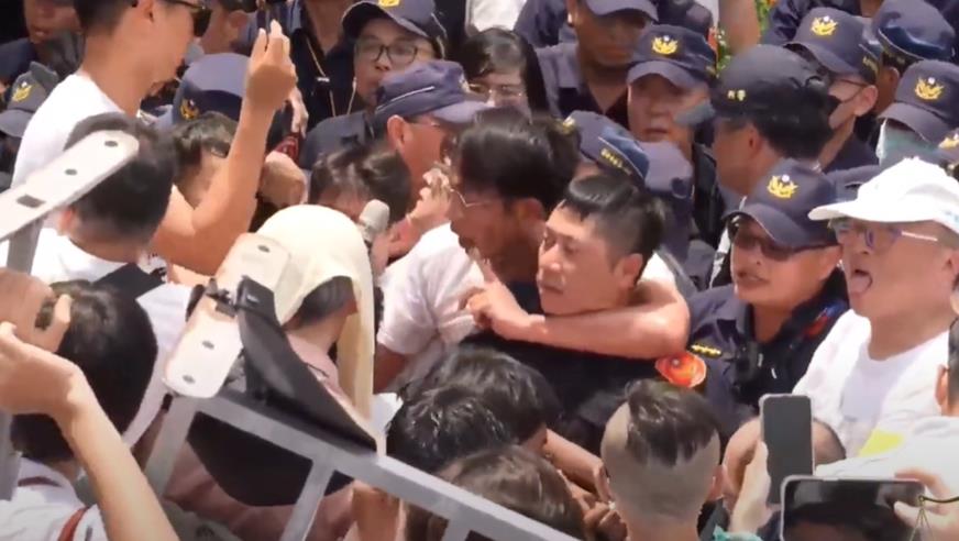 警遭黃國昌勒脖被網友點名「還燦笑」?現場30秒影片真相曝光