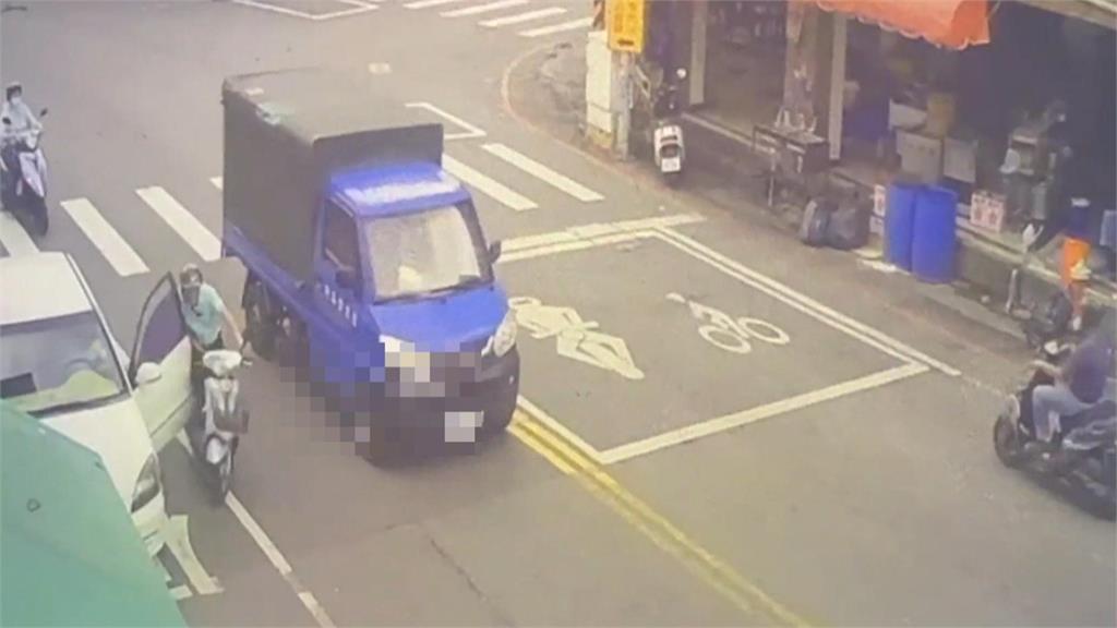 汽車疑未「兩段式開門」害慘摔! 嘉義騎士撞上倒地又被後方貨車追撞