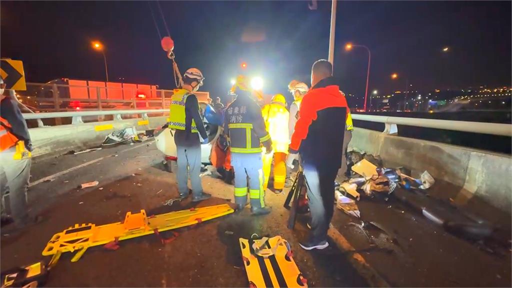 最新/中山高嚴重車禍!轎車翻覆「撞成廢鐵」 男子受困變形車內失去生命跡象