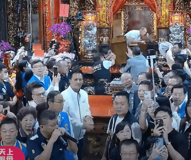 白沙屯回鑾…邱鎮軍手傳媽祖「萬年香火」!下秒猛拍香灰全被拍