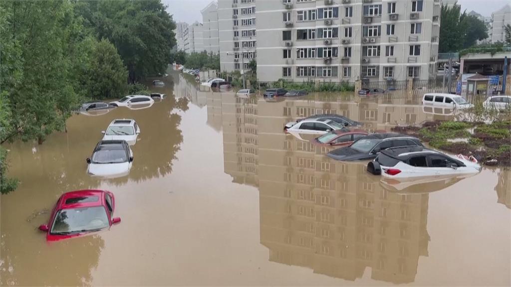 雨炸北京！紫禁城600年來首淹水　奇景！市區大批車子水上漂