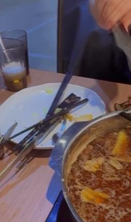 真的「筷」煮鍋！　火鍋撈出塑膠筷！店家回應了