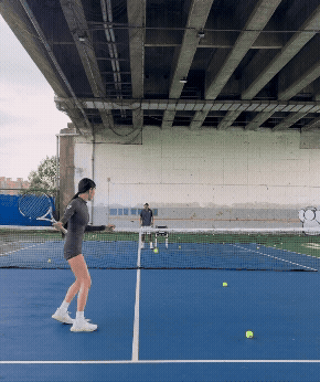 網球場「緊身衣辣妹」竟是梓梓！一轉身「炸出大蜜桃」S曲線全看光