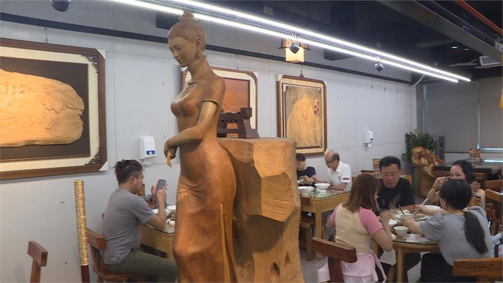 三義木雕業拼轉型！　改雕「小工藝品」店面擺作品兼賣麵