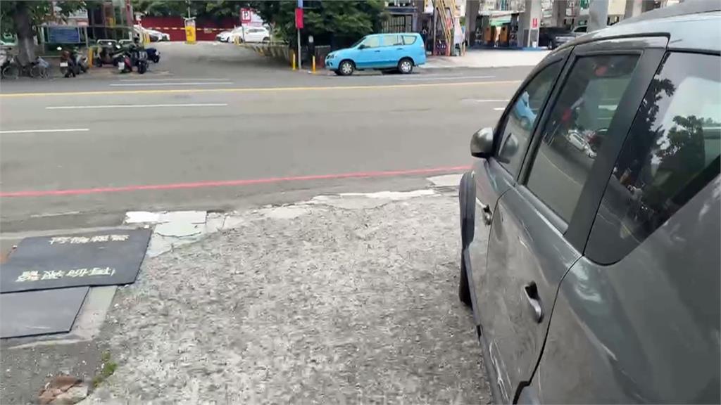 超驚險!台中環保車疑操作不慎 車輛爆衝闖燈撞上路邊車輛