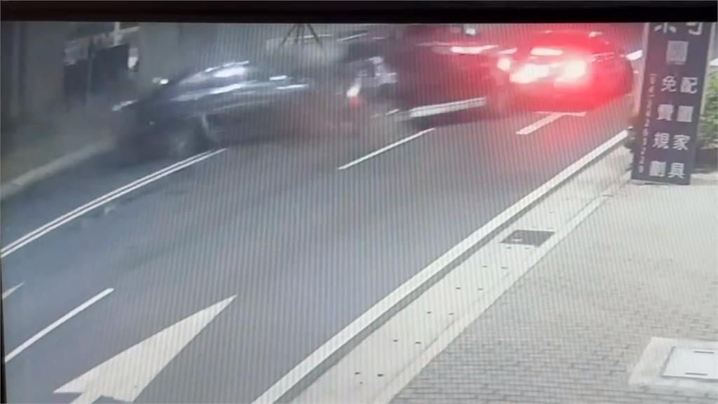台中女深夜高速追撞停等紅燈3轎車 一度意識不清