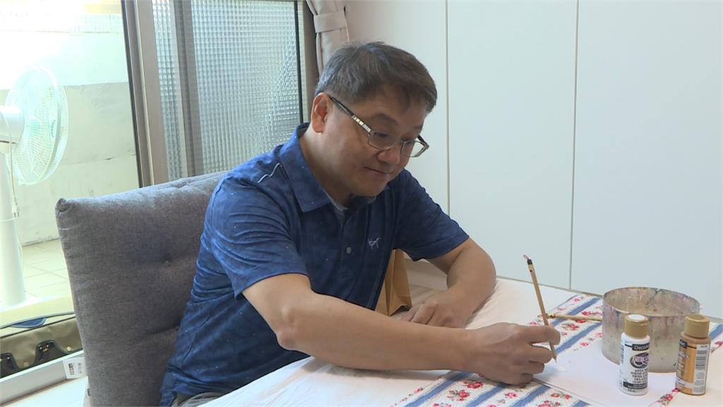 「石頭校長」林育伸 書寫彩繪雅石金句成招牌