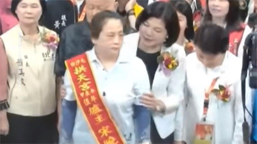 搶C位移開爐主引風波 張麗善再度同框爐主致歉