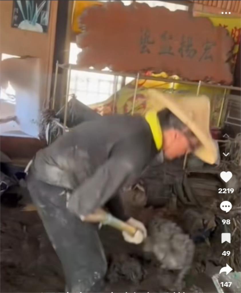 鏟子超人中驚見「獨臂戰士」手剩半截低頭清淤!動作比正常人還標準惹哭3.5萬人