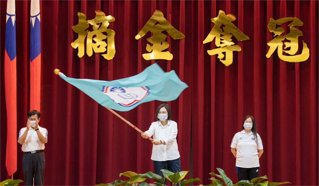 快新聞/蔡英文為世大運代表團授旗 李智凱代表受領20萬元加菜金