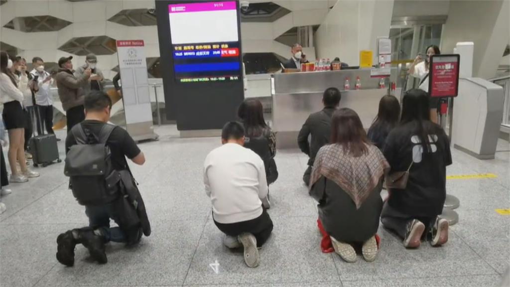 深圳機場暴雨班機取消！乘客崩潰下跪怒吼　荒謬畫面遭網酸：刁民