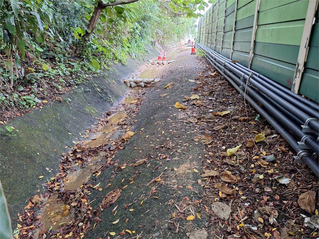 快新聞/整復需700萬!國1南下基隆路段邊坡滑落 基隆綠民代一同會勘