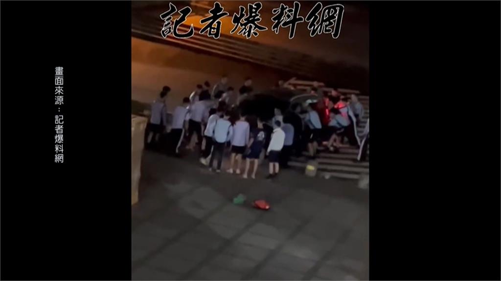 警專大隊長倒車不慎撞石墩 20多學生到場合力抬車