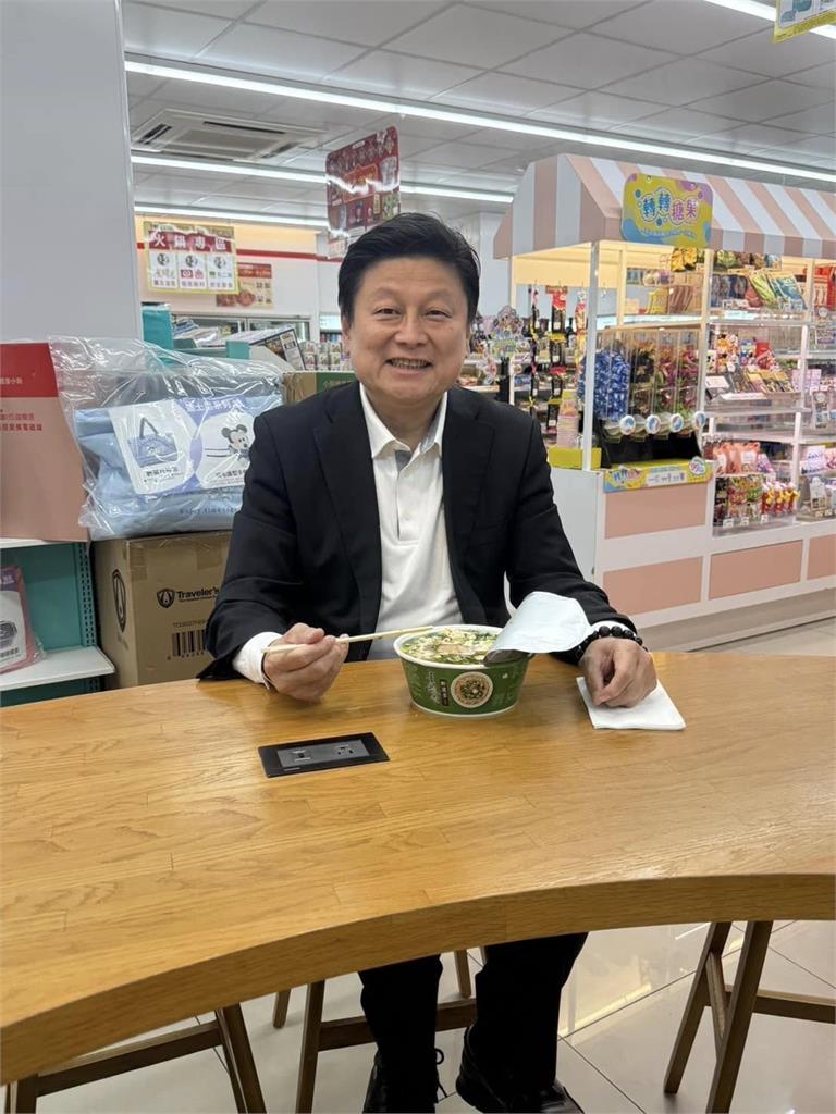 傅崐萁超商低頭吃泡麵遭拍!稱「不是富爸爸」網揪這畫面出包:演技0分