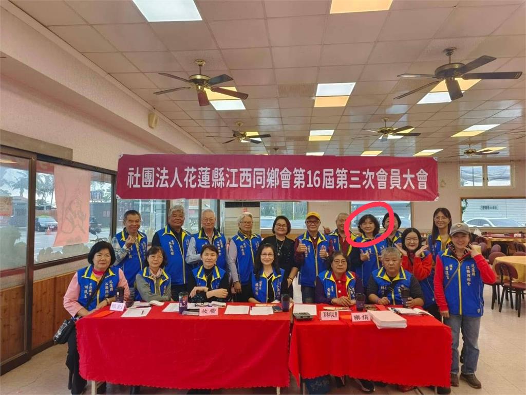 快新聞/師鐸獎退休師嗆傅崐萁遭架離!藍色背心女子跟著追罵 身分全曝光