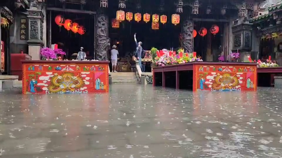 只有廟內淹！短暫豪雨轟炸彰化　鹿港天后宮「天公爐、神桌」又泡水