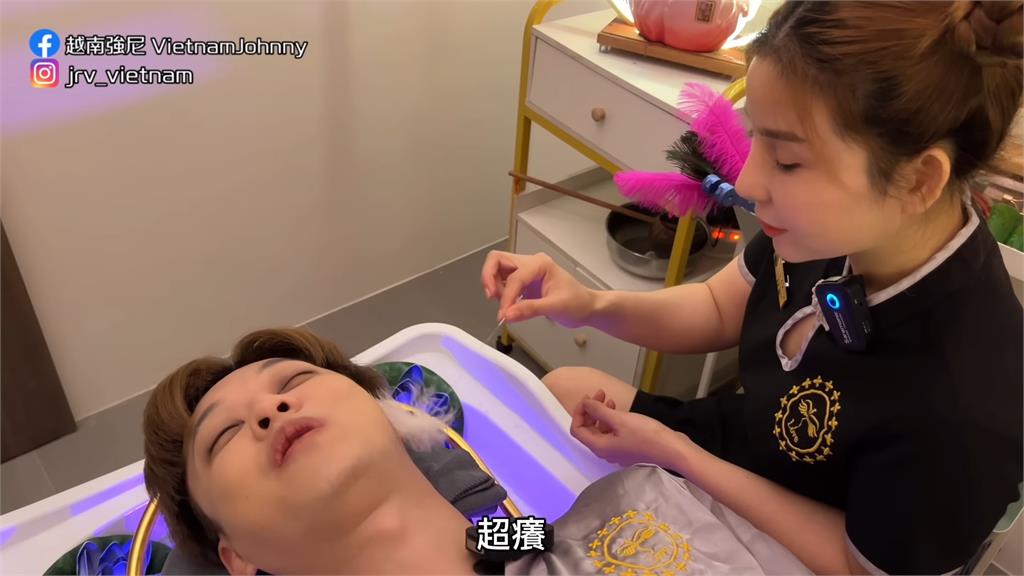 越妞「戴鈴鐺手鐲按摩」全程發出噪音 台男不嫌吵反嗨喊:太舒服