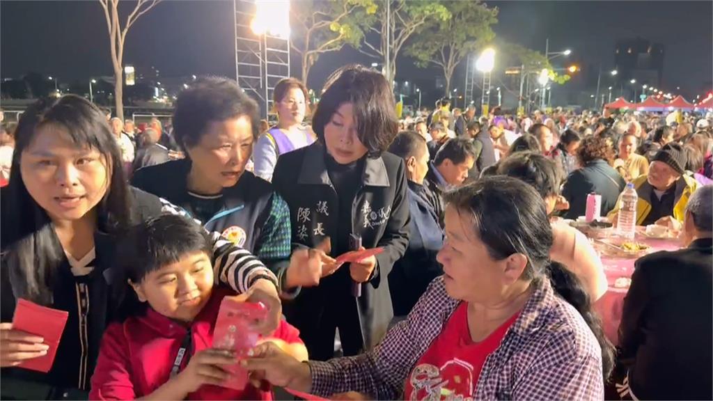 寒冬送暖！嘉邑行善團開席百桌　邀弱勢民眾圍爐、發紅包