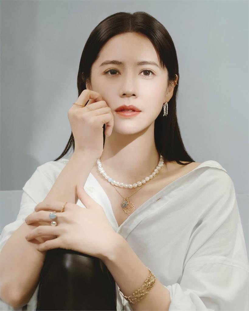 大咖女星罕曬母女合照 氣質媽媽撞臉林青霞粉絲狂刷留言:根本姐妹花