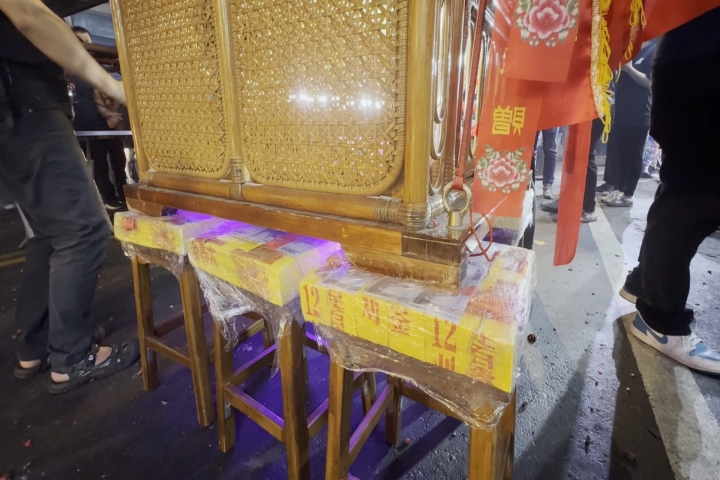 花蓮玉里媽祖遶境 千人排隊鑽轎腳.8歲童跳陣頭