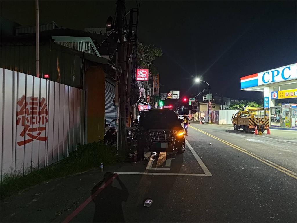 快新聞／只為了撿麵包！男子開車撞電線桿還波及6機車　車頭嚴重毀損畫面曝