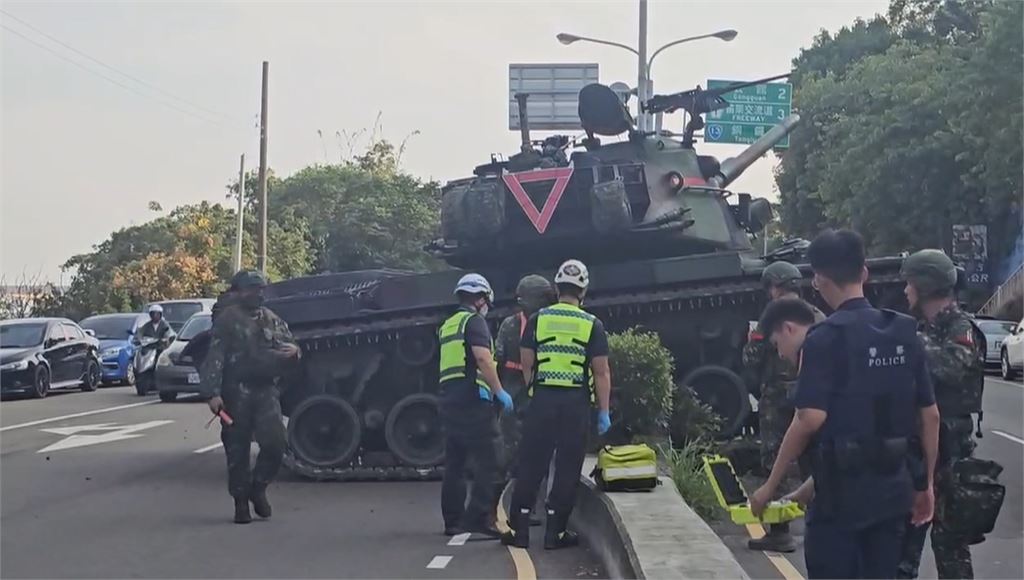 苗栗國軍坦克車衝上分隔島　慘卡路中動彈不得