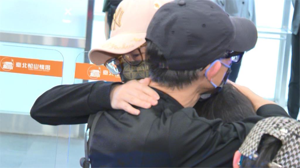 快新聞/亞亞今晚離台回中國 登機前一家5口上演「十八相送」淚喊:我沒錯!