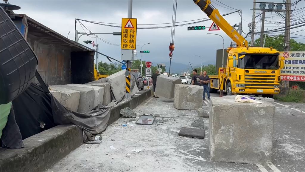 最新／大石塊掉一地！新竹砂石車翻覆台68匝道口　車上2人一度受困「明顯骨折」