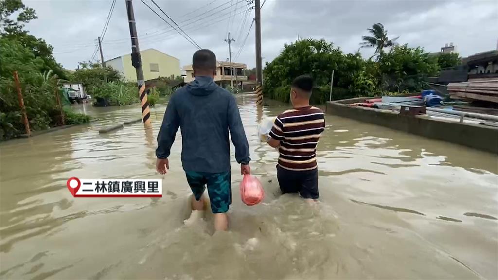 颱風大雨！家門前「有小河」　彰化二林廣興里上百人受困家中