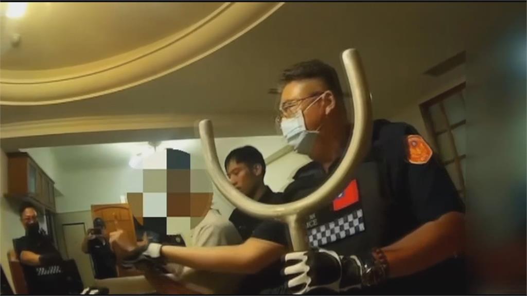 要錢不成恐嚇父親警宣讀保護令 男子激動咆哮!員警拿出月牙叉