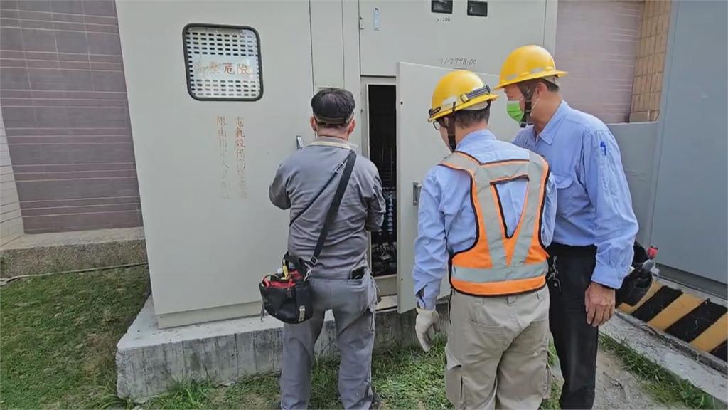 變電箱當置物櫃！　台南街友亂塞物品觸電釀「二度灼傷」