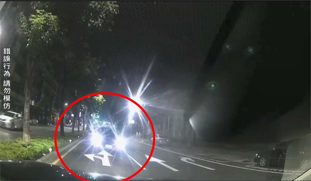 員警嚇一跳！汽車迎面逼近警車後逃逸「下場慘了」　