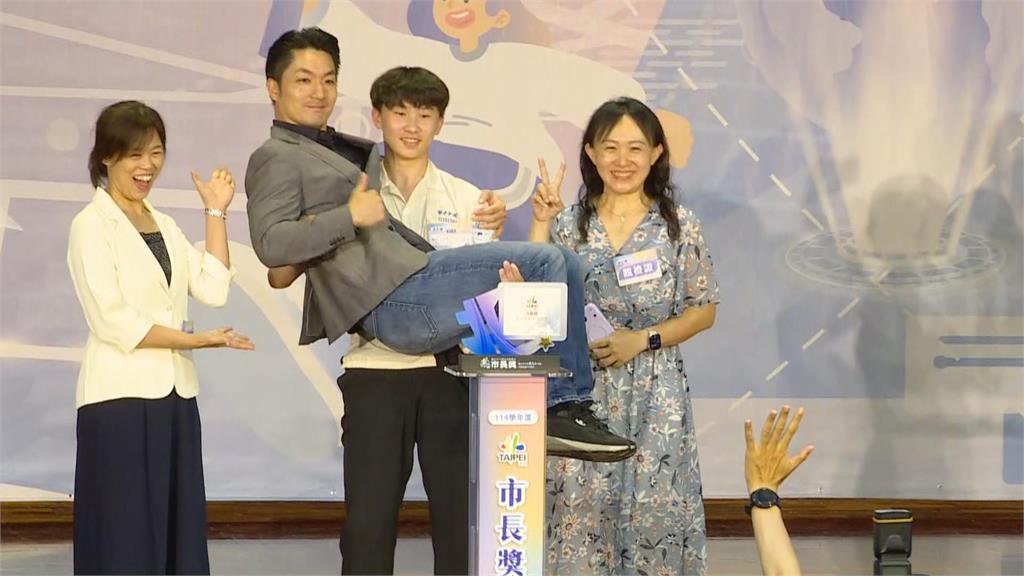 快新聞／「大寶」畢業了！蔣萬安親頒市長獎　父子俏皮自拍畫面曝