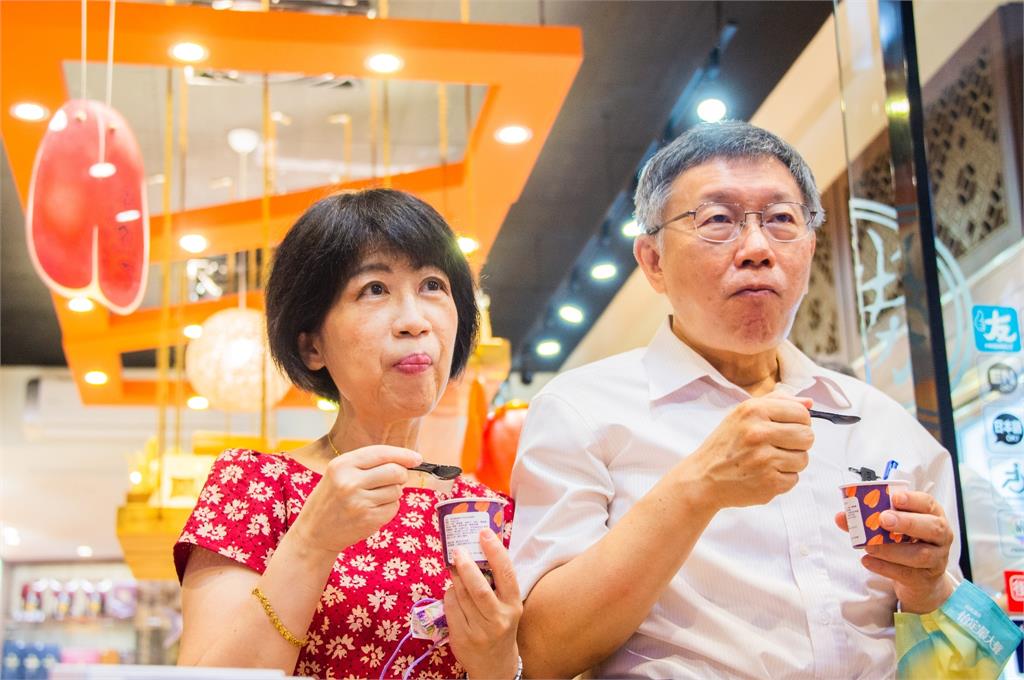 柯文哲要出書「深夜K書背影流出」!陳佩琪點菜「這兩本有看頭」再嘆:活在悲慘世界