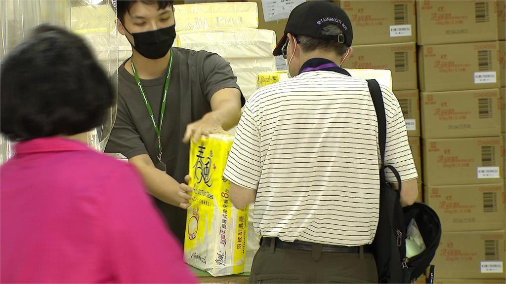 雨傘、陶瓷碗受歡迎 股民提菜籃搶換股東會贈品 超級股東會前先換一波 聯電.太電都送「碗」