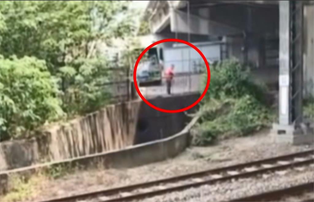 帶頭作亂！　台南環保局「垃圾倒水溝」　　民眾當場目擊「餵垃圾」痛批太誇張