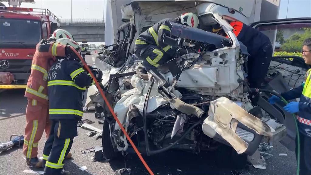 三人一度受困! 國道大貨車追撞兩車2死1傷