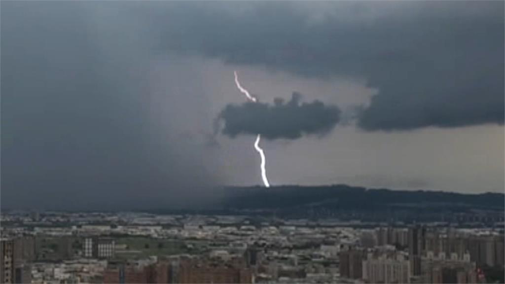 兩樣情! 民眾南投爬山 見市區下大雨、山上好天氣
