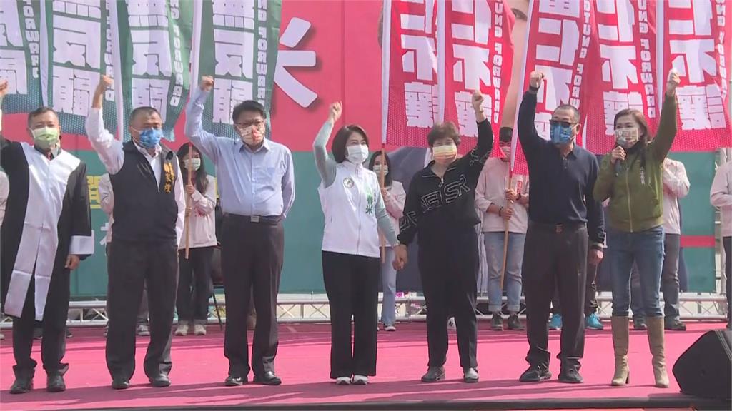 綠屏東縣長初選白熱化 周春米曝33年前照片吸睛