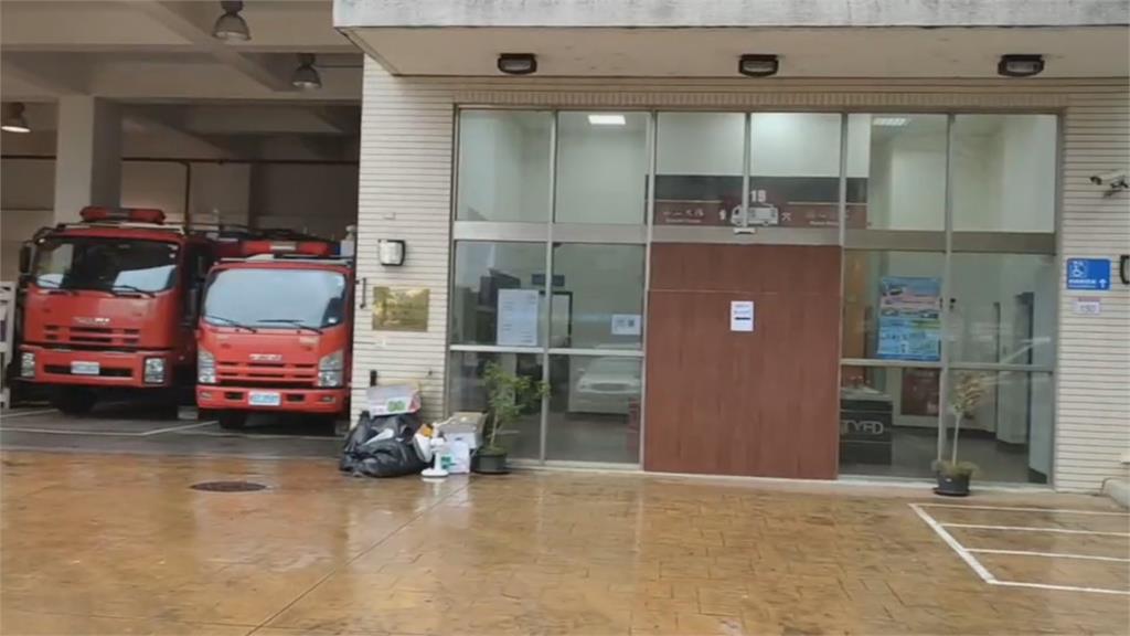強力水泡誤射消防局　自動門遭摧毀　人員險受傷