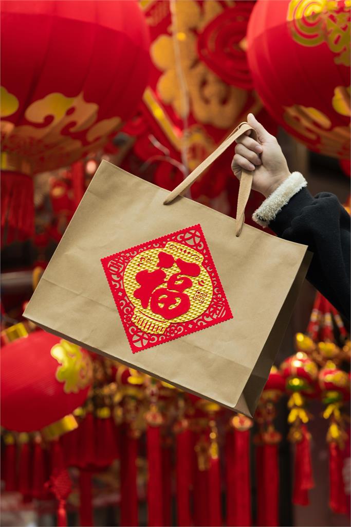 正妹遭中年婦騙撿「紅色福字」!詭異過程全曝光…一票人急喊:快去收驚