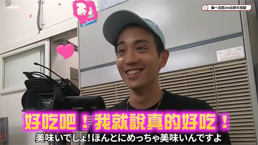 日男皺眉初嚐「生蒜配台灣牛肉麵」 入口後竟竟笑不停:真的好吃