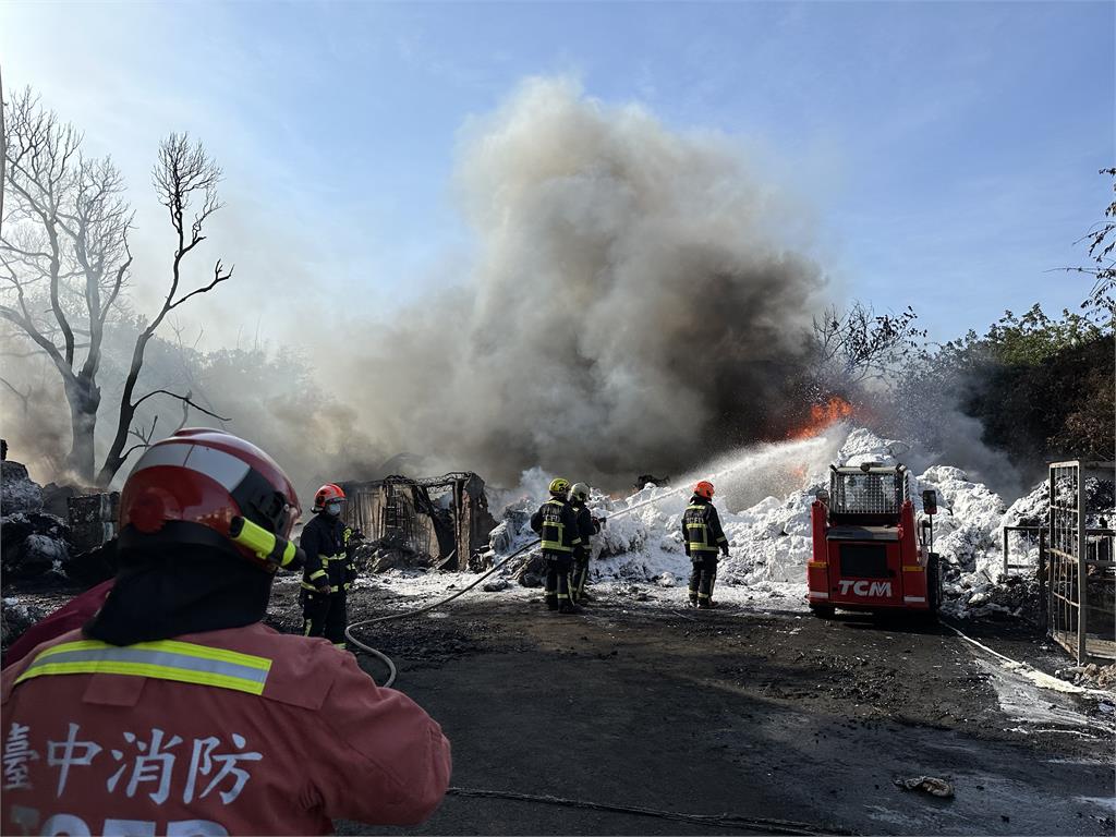 大甲汽車修配廠外空地廢棄物起火　濃煙竄天際無人傷亡