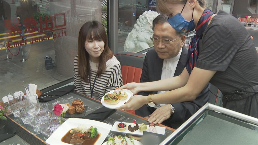 台北首推「雙層餐車」　吃飯搖搖？路上行車用餐考驗大