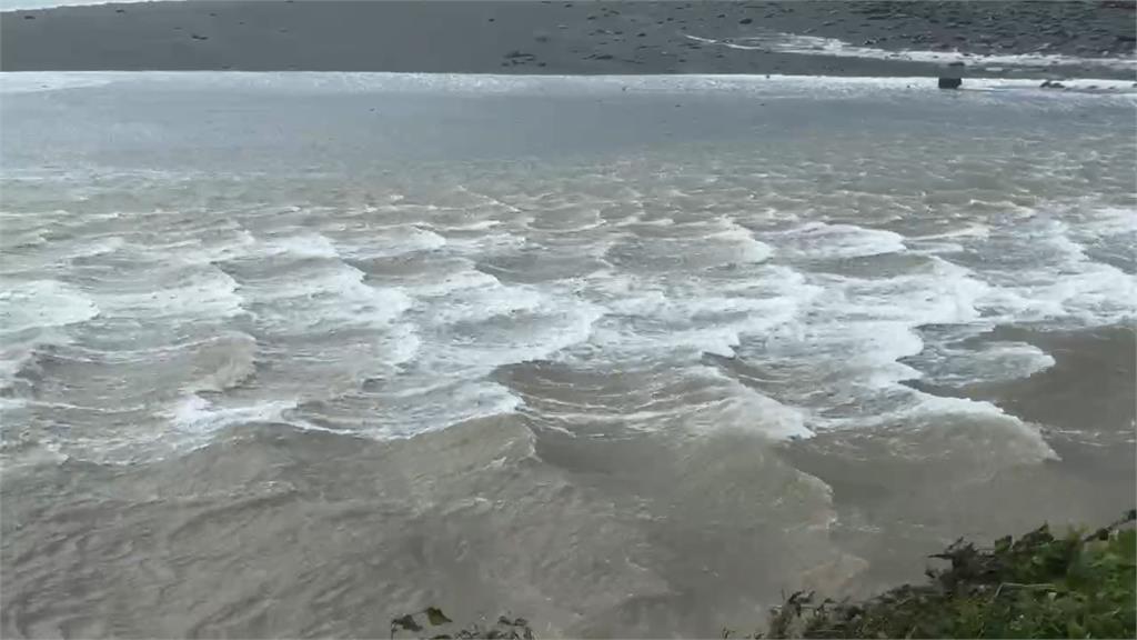 快新聞/強颱樺加沙暴風圈逼近!海浪猛打蘭嶼三角岩 屏東塔瓦溪海水倒灌