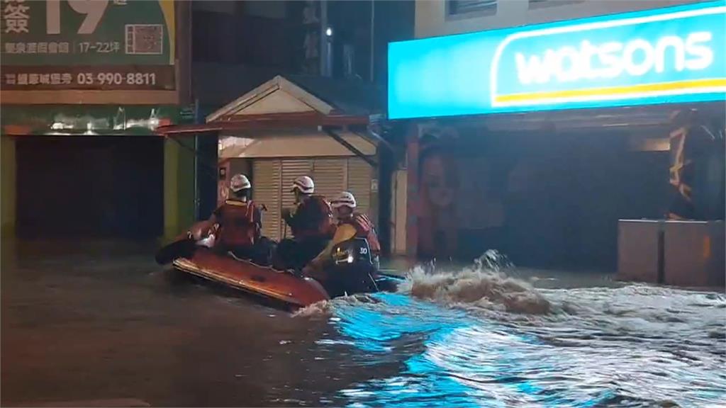 鳳凰颱風豪雨狂炸宜蘭蘇澳 水淹一層樓高汽車慘滅頂