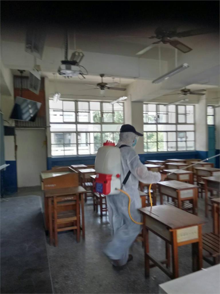 高雄某國中爆鼠患 學生下課抓老鼠 校方:每學期都有清消