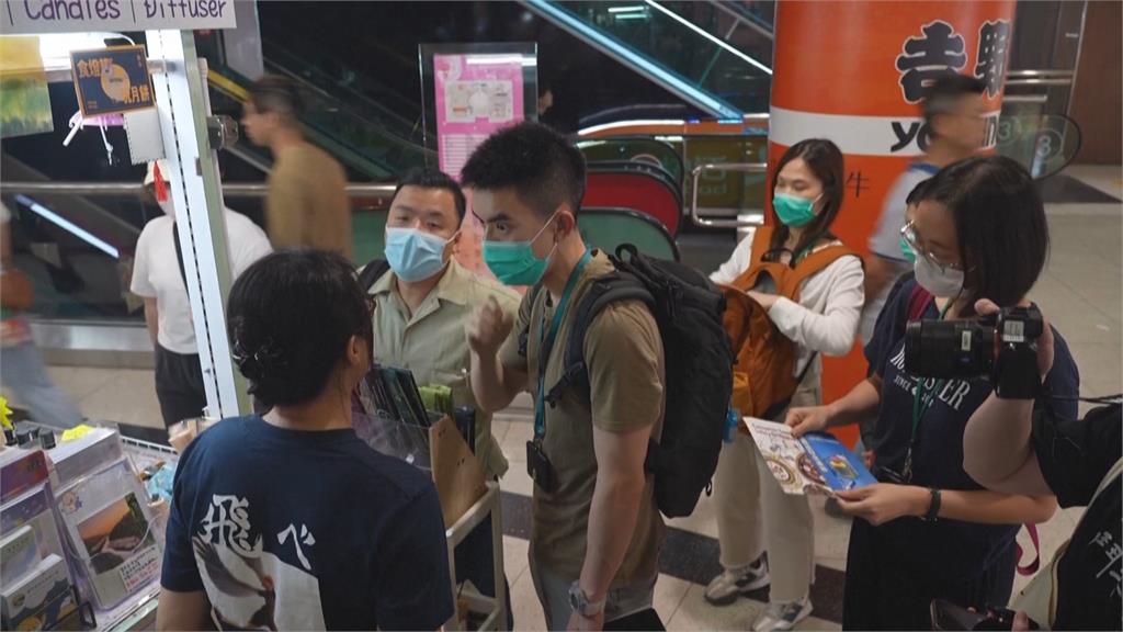 防六四抗議!港警出動「查水表」 男闖天安門升旗被抬走